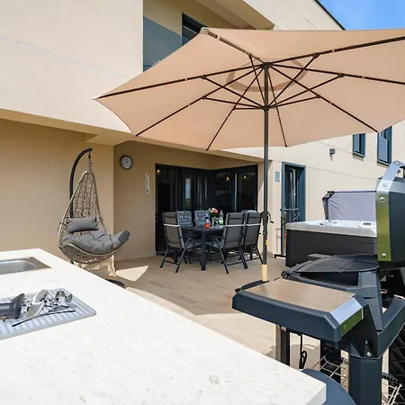 Luxury Brigitta With Whirlpool In Apartamento Umag