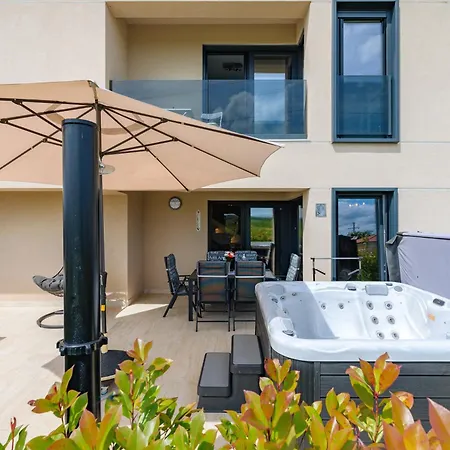 Luxury Brigitta With Whirlpool In Apartamento Umag