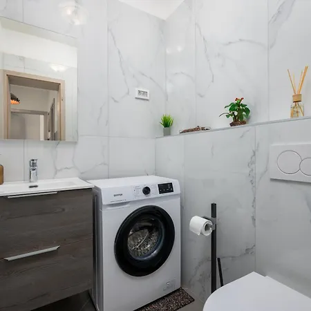 Luxury Brigitta With Whirlpool In דירה *