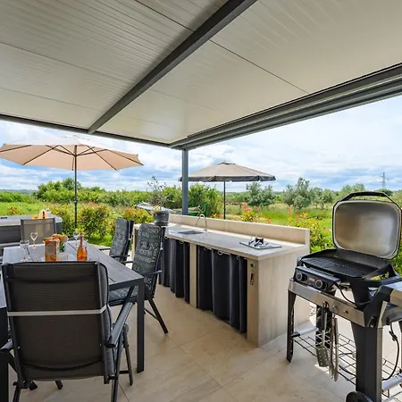 Luxury Brigitta With Whirlpool In Apartamento Umag