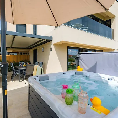 Luxury Brigitta With Whirlpool In