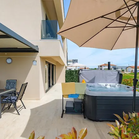 Luxury Brigitta With Whirlpool In Apartamento Umag